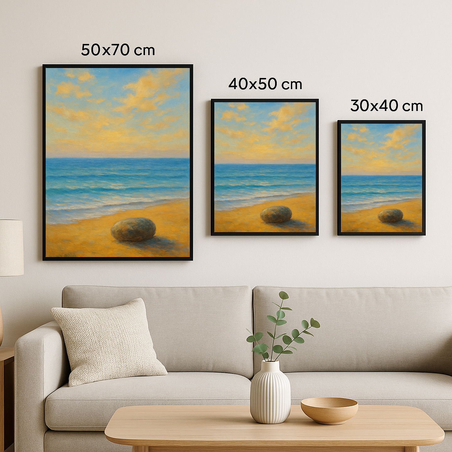 Sessiz Kıyı tablosunun 50x70 cm, 40x50 cm ve 30x40 cm boyutlarındaki çerçeveli versiyonlarının birlikte sergilendiği sahil manzaralı dekoratif tablo görseli.