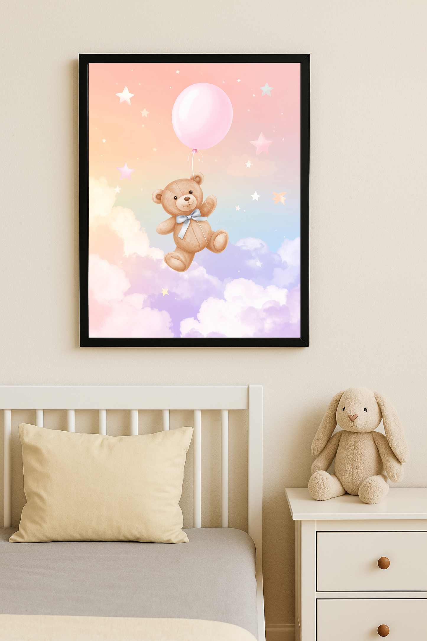 Pembe balonla uçan sevimli ayıcık illüstrasyonu, çocuk odasında tek tablo olarak duvara asılmış.