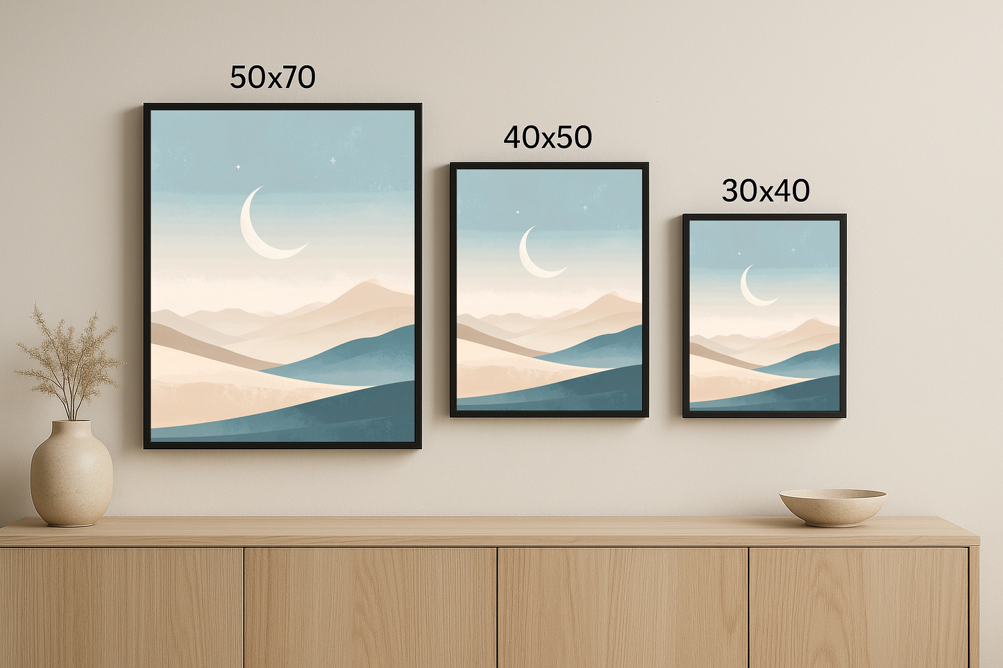Hilalin Sessizliği tablosu üç farklı boyutta (50x70, 40x50, 30x40) duvara asılı olarak gösteriliyor, arka planda sade bir dolap yer alıyor.