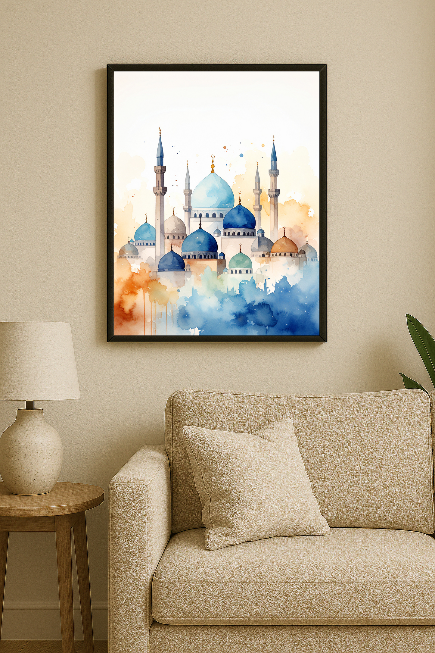 Su renkleriyle çizilmiş cami kubbeleri ve minarelerden oluşan tablo, koltuk üstünde çerçeveli şekilde duvarda sergileniyor.