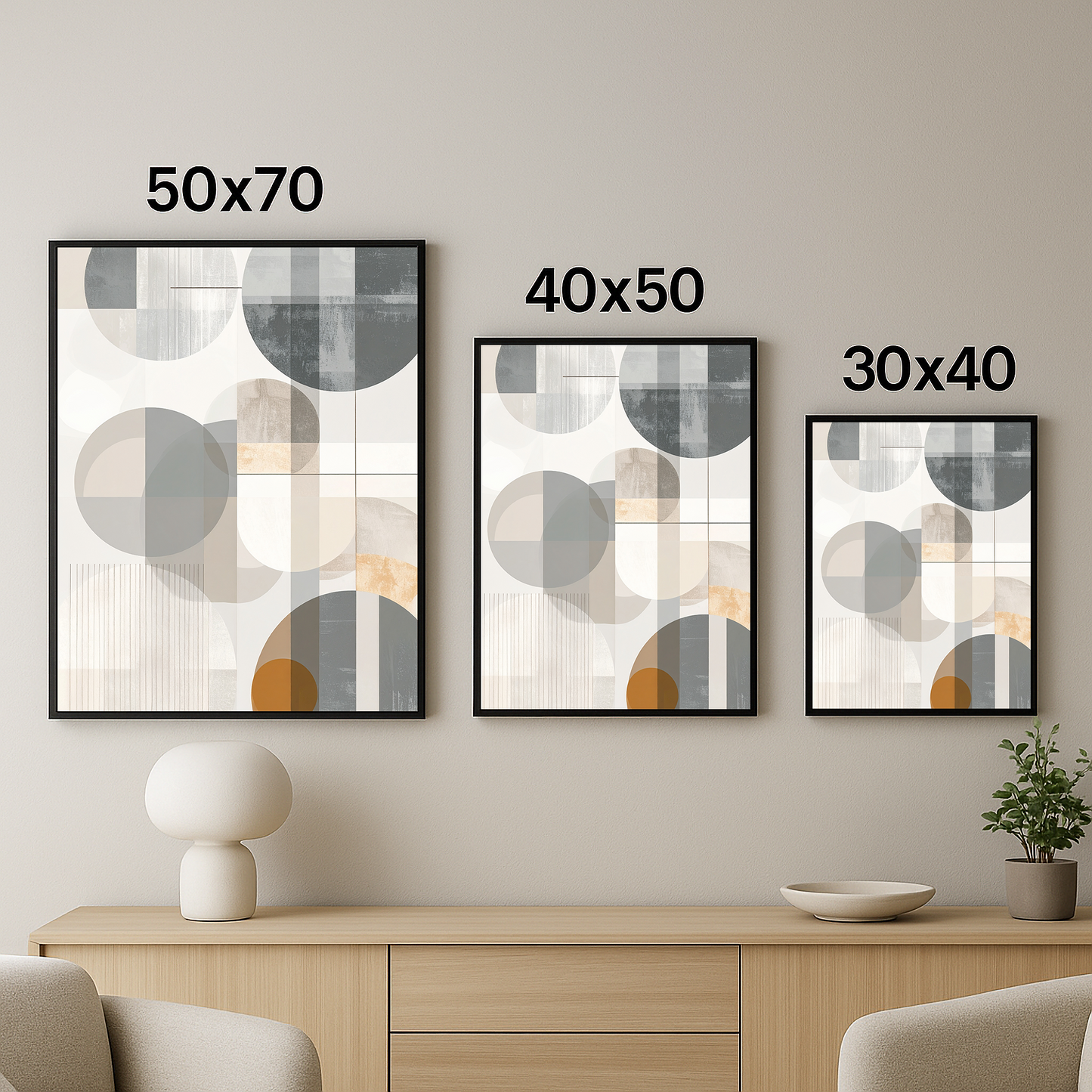Aynı minimalist tasarımın 3 farklı boyutta duvarda yer aldığı görsel.