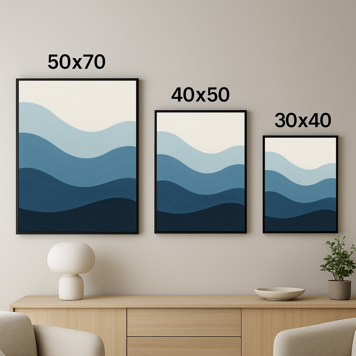 Dingin Katmanlar isimli mavi tonlu soyut tablo, 50x70 cm, 40x50 cm ve 30x40 cm boyutlarında modern bir iç mekânda yan yana sergilenmiş.