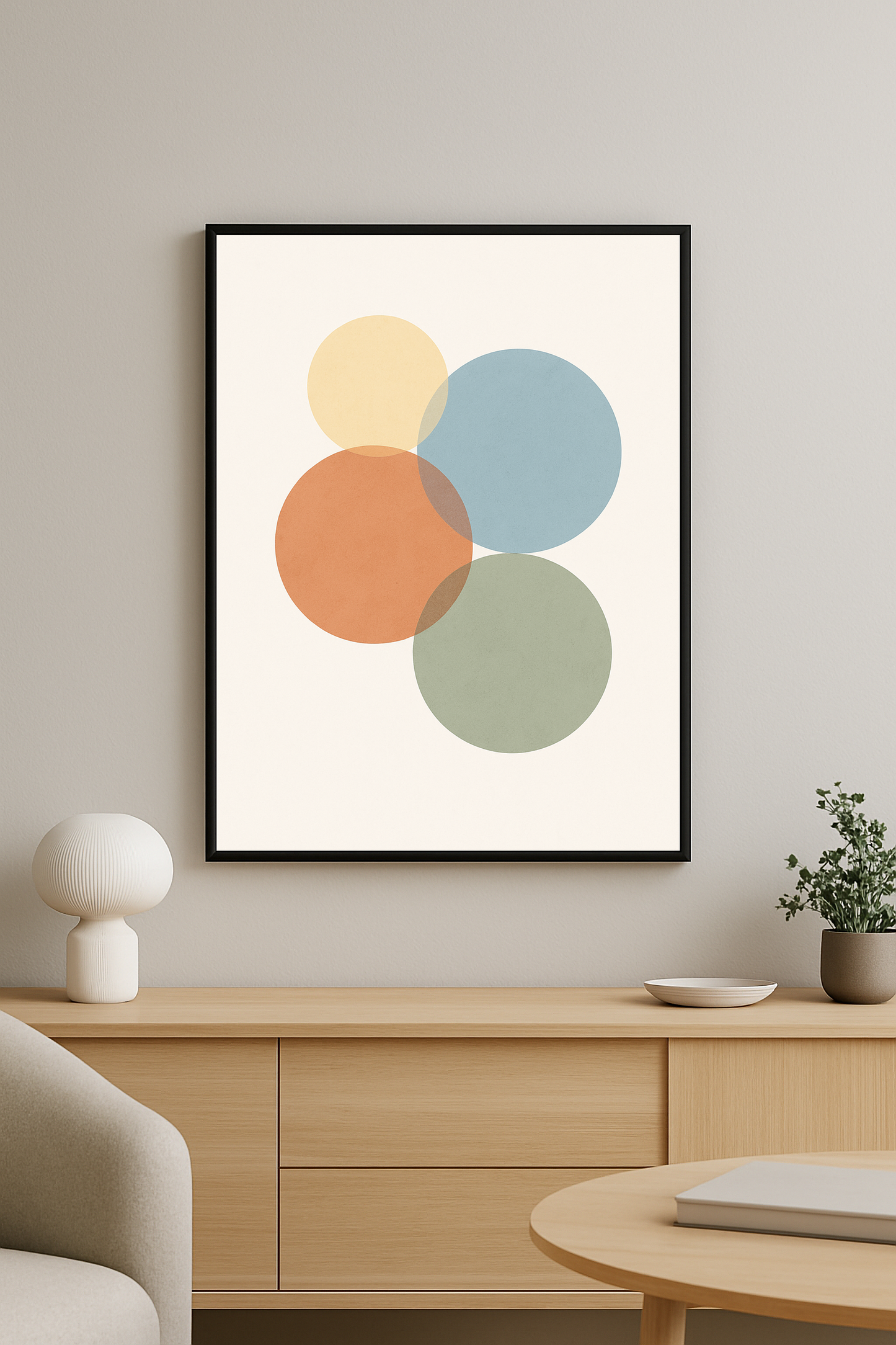Modern minimalist bir ortamda, pastel sarı, mavi, turuncu ve yeşil tonlarında kesişen dört daireden oluşan tablo.