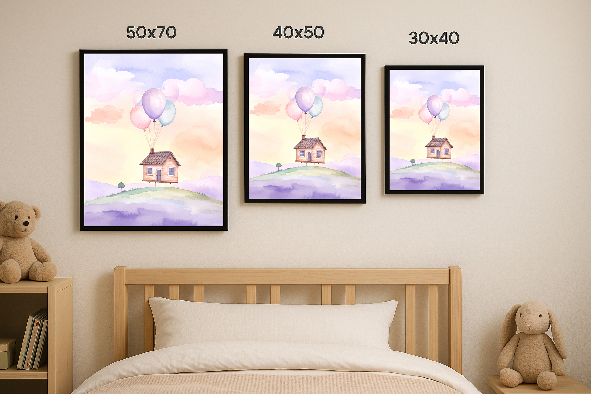 Balonlarla uçan ev illüstrasyonu, üç farklı tablo boyutunda (50x70, 40x50, 30x40) çocuk odası duvarına yan yana yerleştirilmiş.