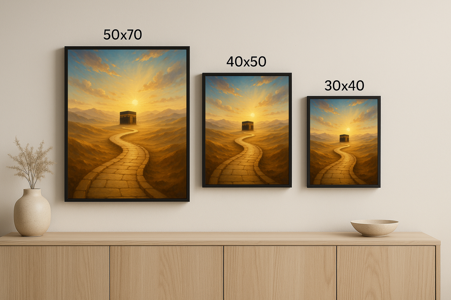 “Kutsal Yola Doğru” tablosu, 50x70, 40x50 ve 30x40 cm olmak üzere üç boyutta sergileniyor. Manevi yolculuk teması, farklı ebatlarda çerçeveli olarak sunulmakta.