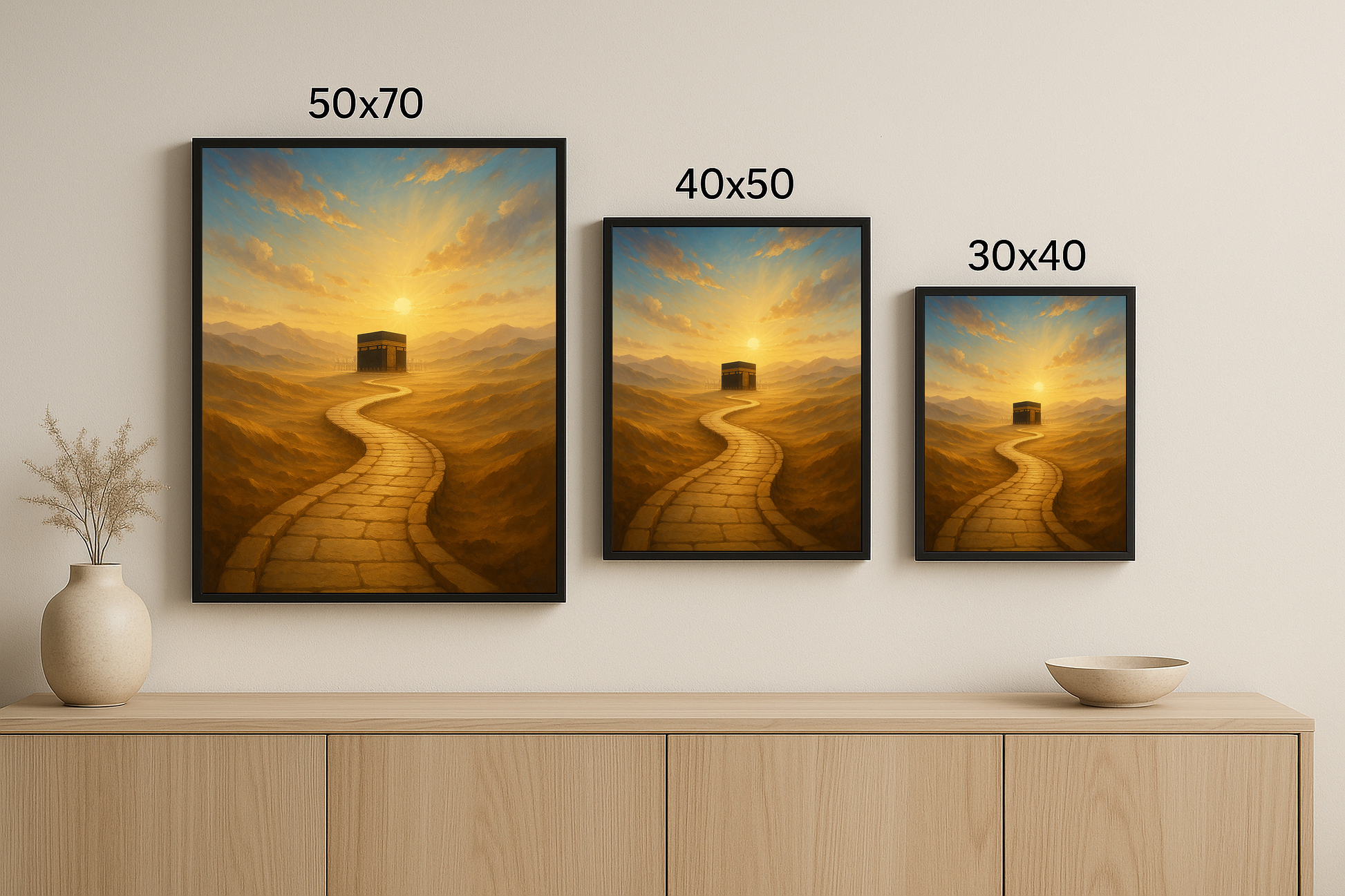 “Kutsal Yola Doğru” tablosu, 50x70, 40x50 ve 30x40 cm olmak üzere üç boyutta sergileniyor. Manevi yolculuk teması, farklı ebatlarda çerçeveli olarak sunulmakta.