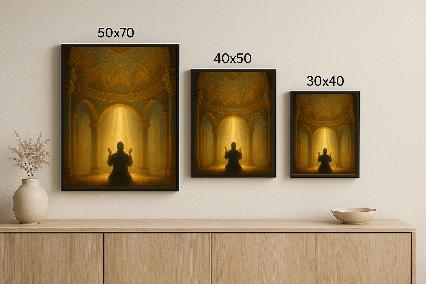 “Nura Açılan Eller” tablosu, 50x70, 40x50 ve 30x40 cm boyutlarında sunuluyor. Dua, ışık ve mimari detayların birleştiği üçlü tablo sunumu.