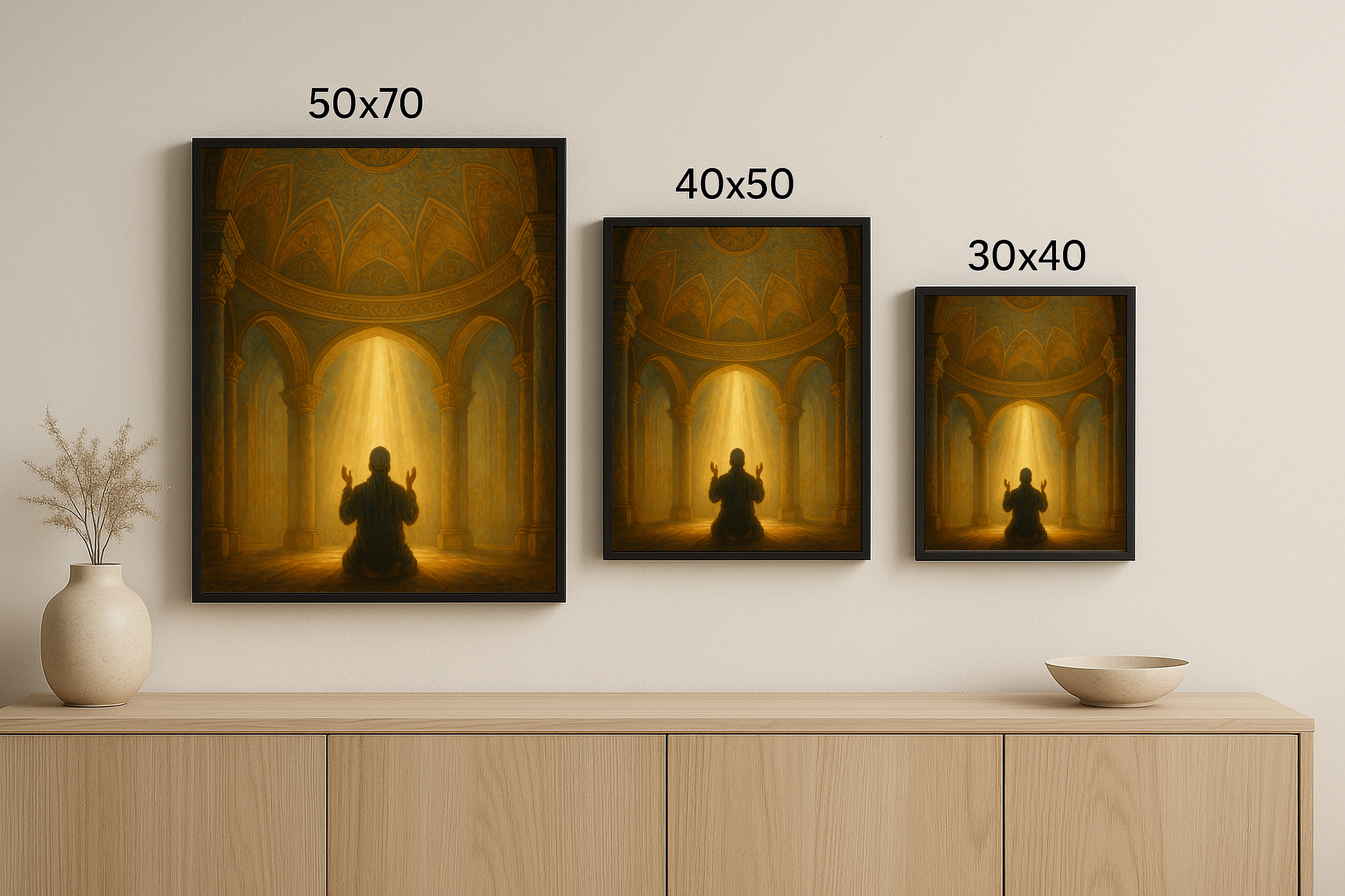 “Nura Açılan Eller” tablosu, 50x70, 40x50 ve 30x40 cm boyutlarında sunuluyor. Dua, ışık ve mimari detayların birleştiği üçlü tablo sunumu.