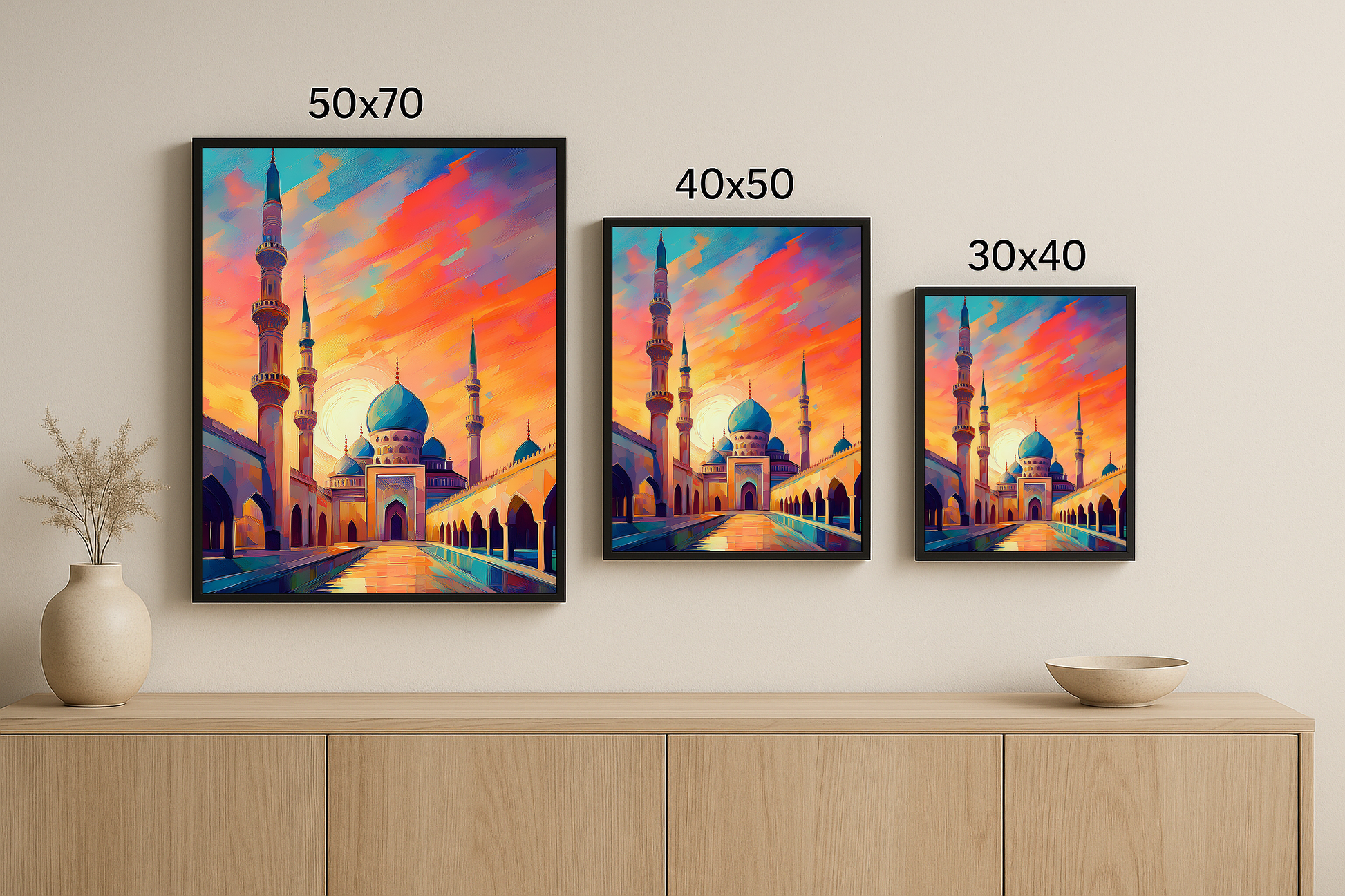 “Günün Duası” tablosu 50x70, 40x50 ve 30x40 cm boyutlarında çerçeveli şekilde sunuluyor. Cami ve gün batımı sahnesiyle üçlü tablo gösterimi.