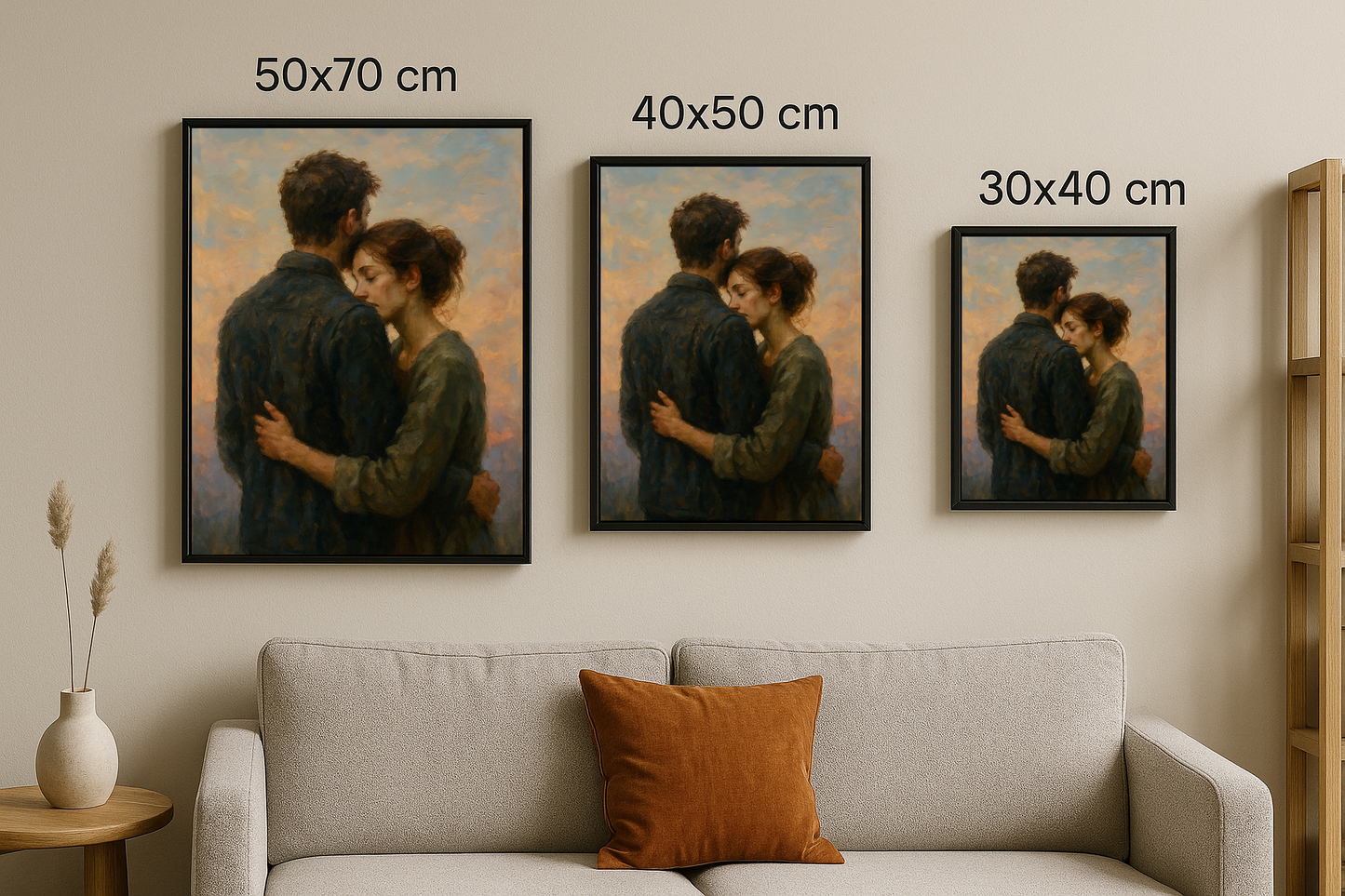 Aynı duygusal çift tablosu, 50x70 cm, 40x50 cm ve 30x40 cm boyutlarında siyah çerçeveli olarak bej renkli bir koltuk üzerinde üçlü şekilde duvarda asılı.