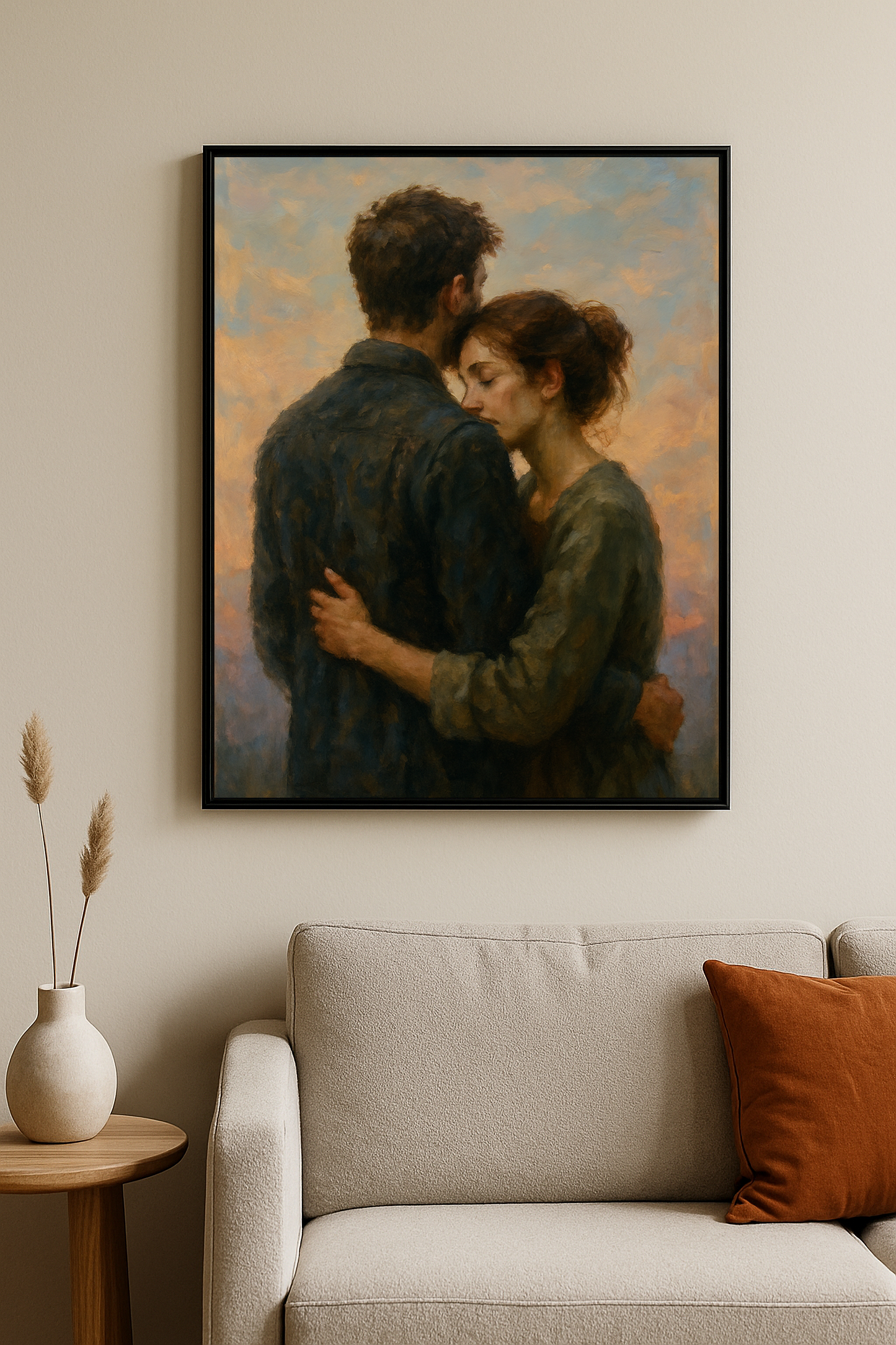 Gün batımı fonunda birbirine sarılmış çiftin yer aldığı duygusal tablo, bej duvarlı ve modern dekore edilmiş bir salonda, 50x70 cm siyah çerçeveli olarak sergileniyor.