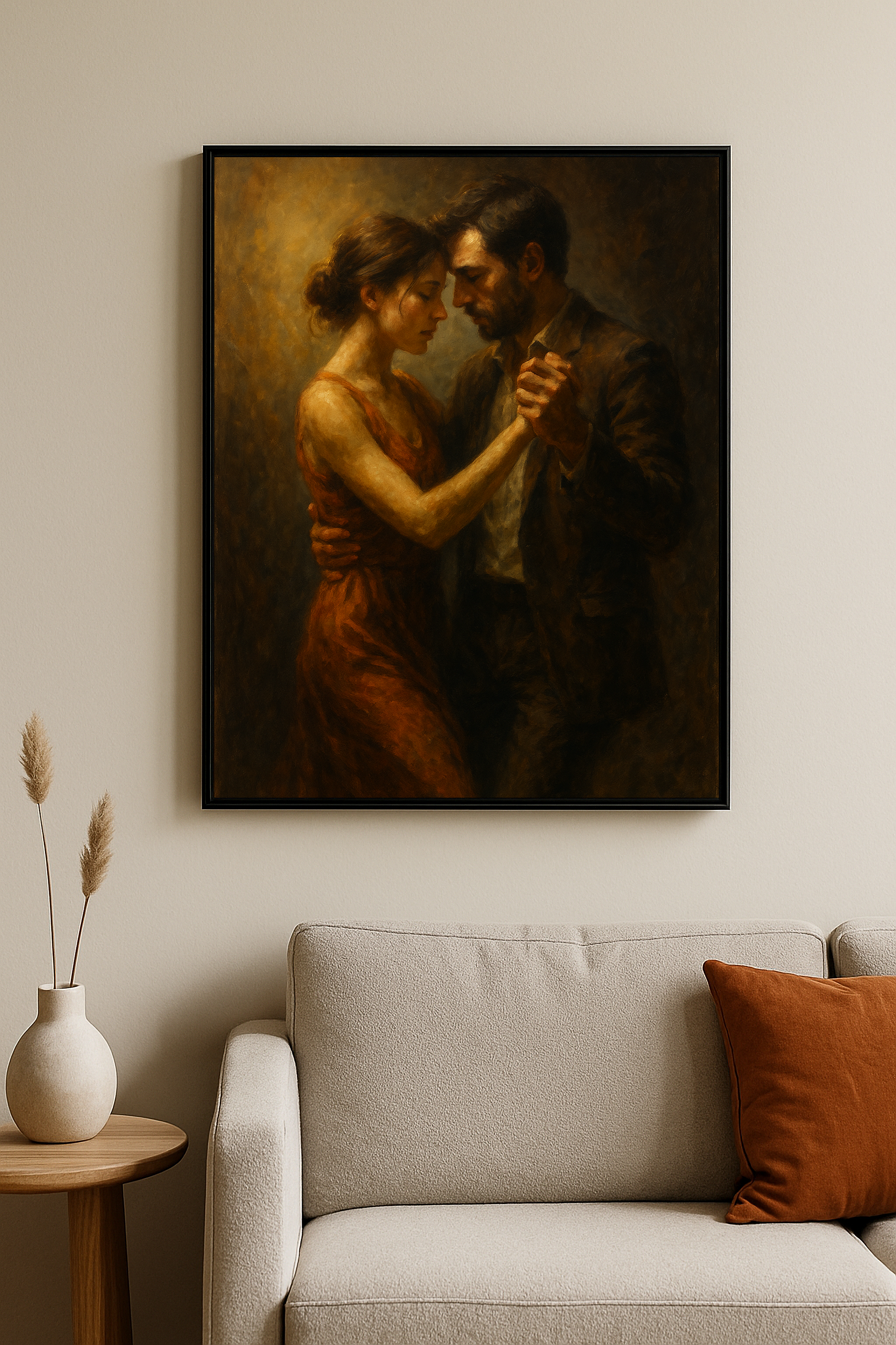 Dans eden bir çiftin yer aldığı romantik tablo, krem rengi bir koltuk üzerinde, 50x70 cm çerçeveli halde sergileniyor.