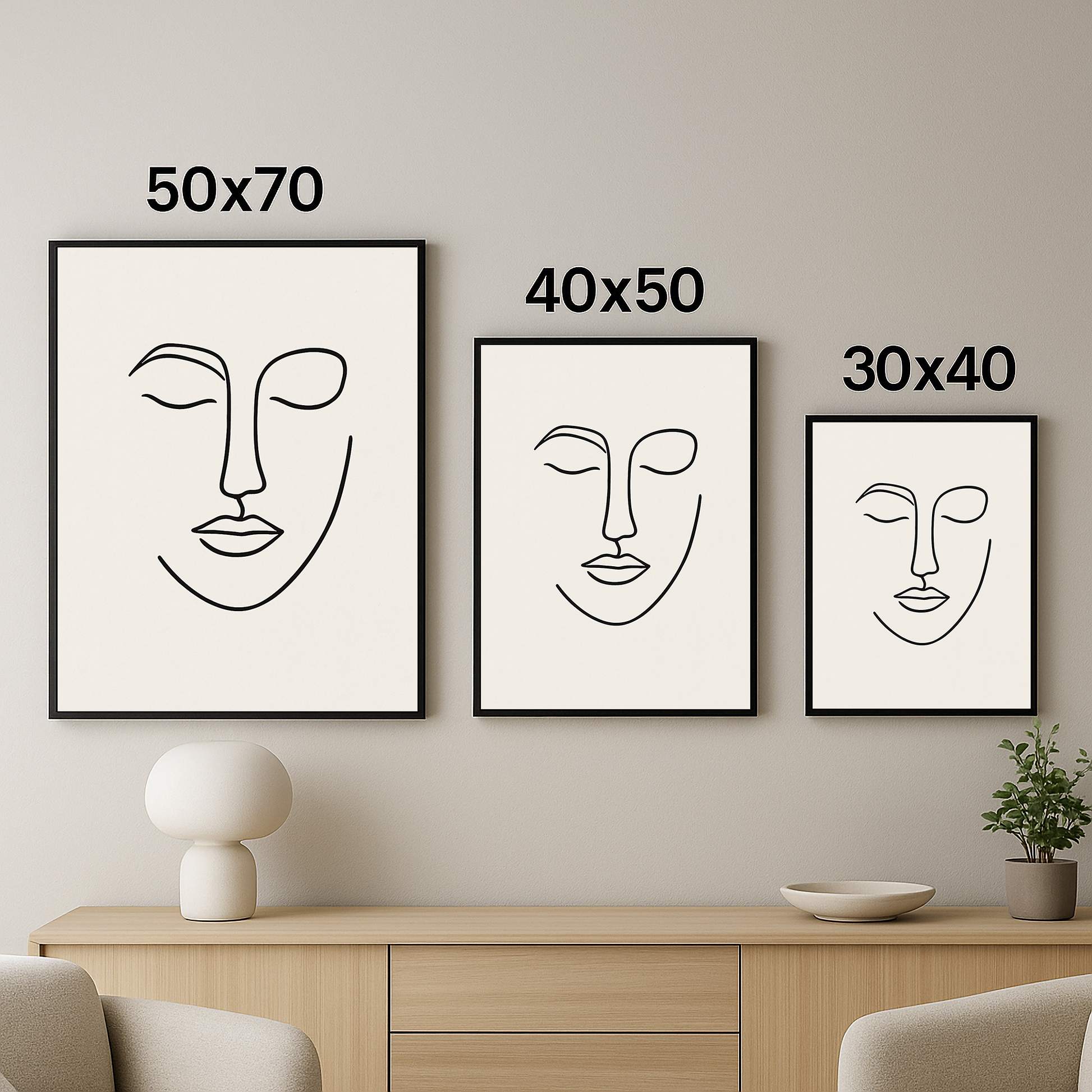 Üç farklı boyutta sunulan, siyah çizgiyle oluşturulmuş yüz tasarımlı minimalist tablo. Modern bir odada sergilenmiş.