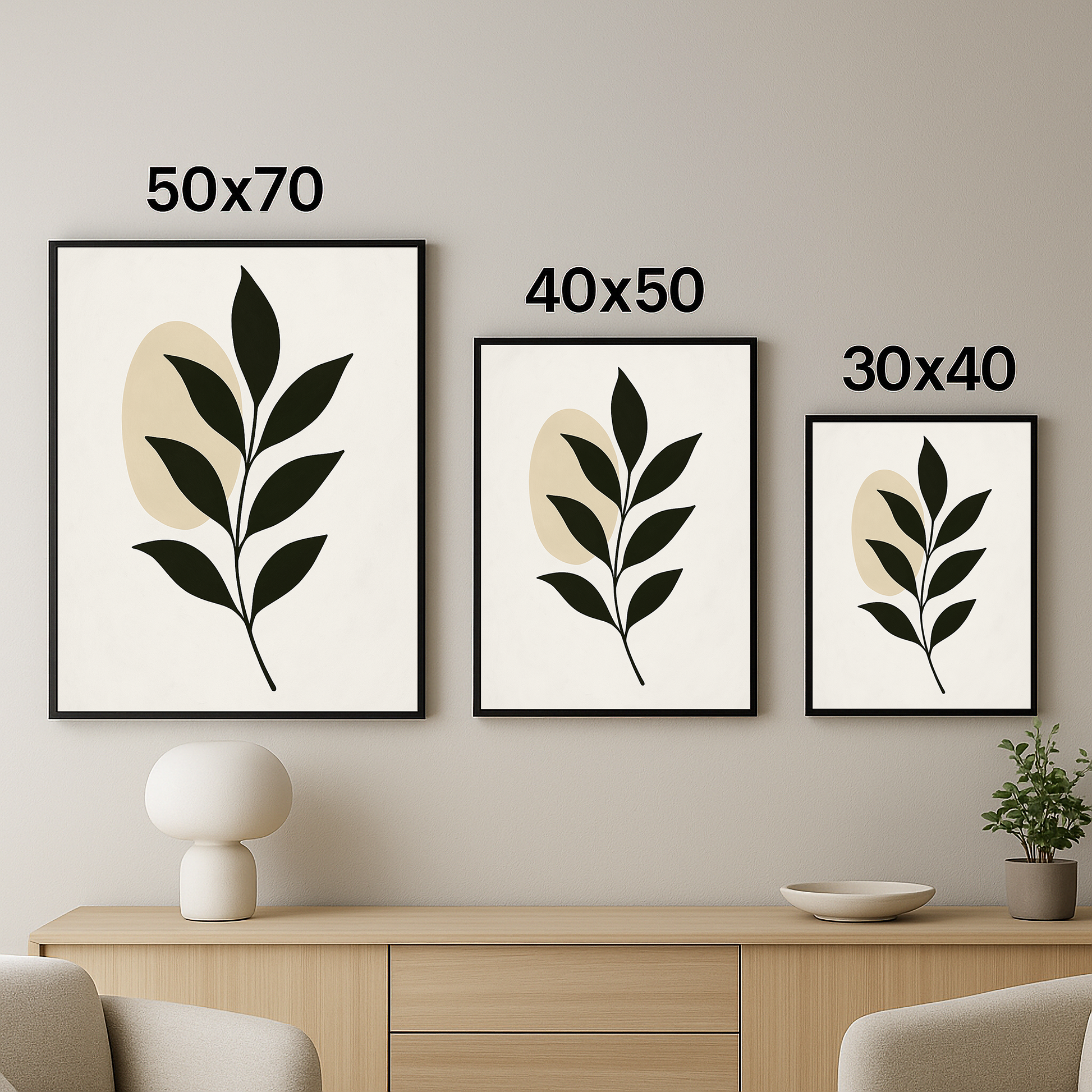 Üç farklı boyutta (50x70, 40x50, 30x40) çerçevelenmiş “Doğal Denge” adlı minimalist yaprak desenli tablo, sade bir iç dekorasyon duvarında yan yana sergileniyor.