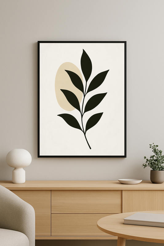Modern bir iç mekânda, açık arka plan üzerinde soyut yaprak motifli minimalist tablo.