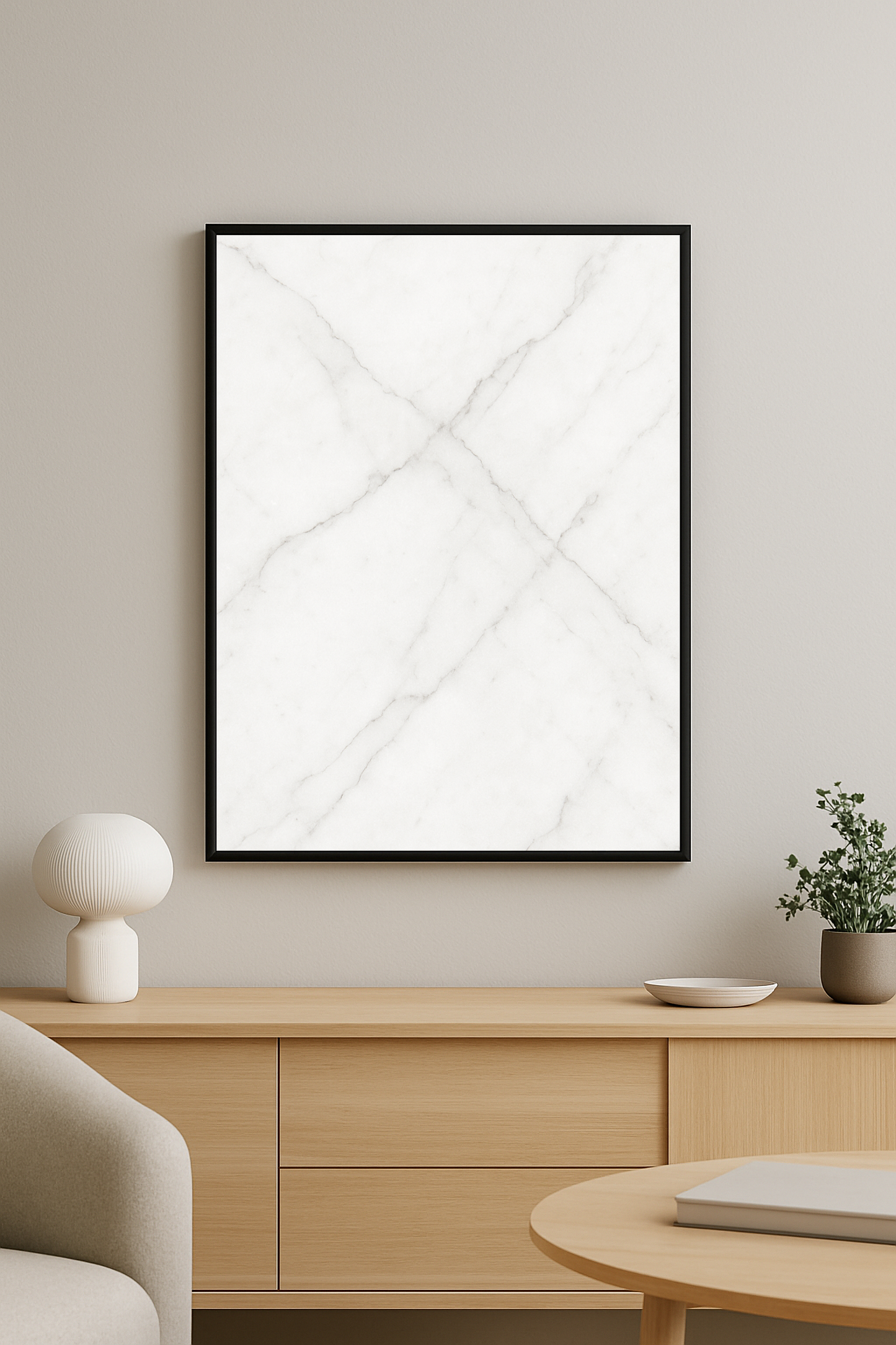 Mermer desenli modern minimal tablo, sade bir iç mekanda tek başına sergileniyor.