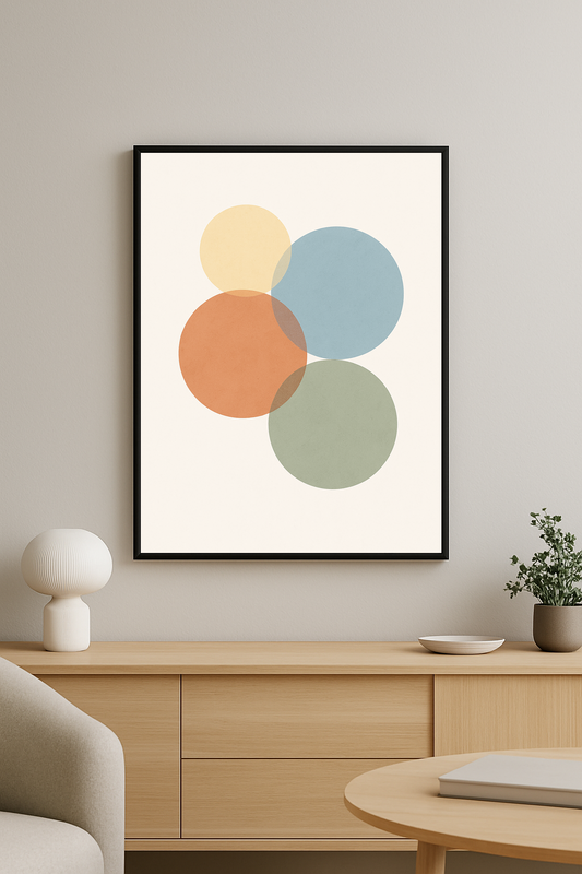 Modern minimalist bir ortamda, pastel sarı, mavi, turuncu ve yeşil tonlarında kesişen dört daireden oluşan tablo.